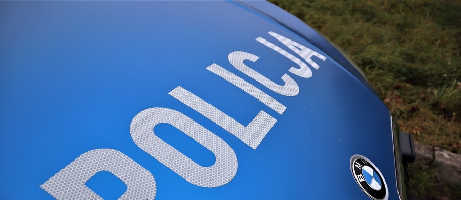 Policja ze Zgierza pod nadzorem prokuratury wyjaśnia okoliczności wypadku, w którym zginął 63-latek. Mężczyzna miał pomóc kierowcy MAN-a przejechać przez zagradzający drogę przewód linii komunikacyjnej.