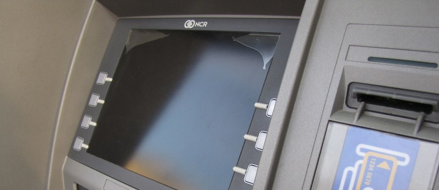 Nieznani sprawcy wysadzili bankomat znajdujący się na ścianie jednego z marketów w Kwilczu. To już kolejne takie zdarzenie w ostatnim czasie. W środę policja informowała o wysadzeniu bankomatów w Obrzycku i Dusznikach w powiecie szamotulskim.