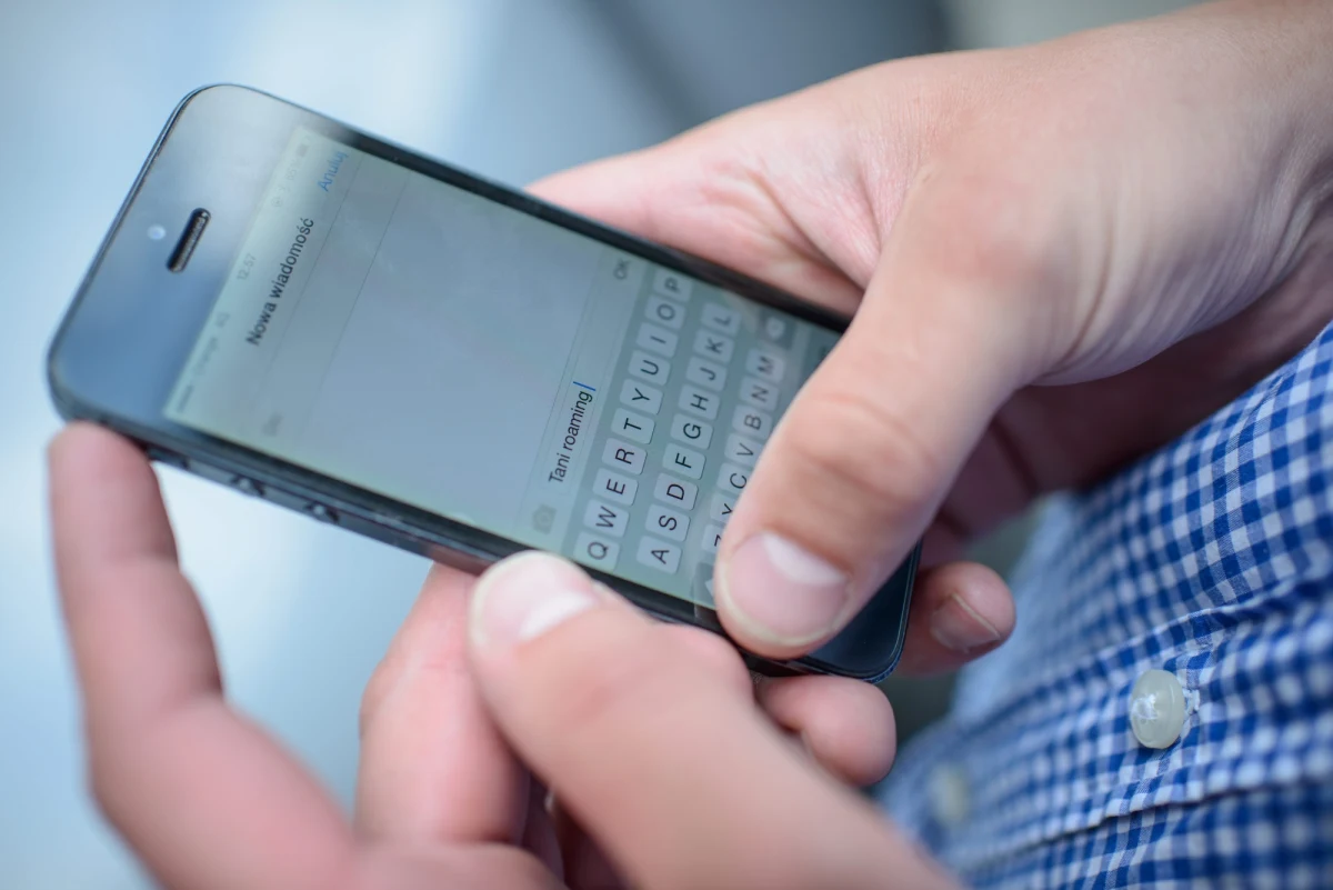 Patoyoutuber oskarżony o znęcanie się nad niepełnosprawnym - nie wyjdzie z aresztu. Łukasz W. wpłacił wcześniej kaucję w wysokości 100 tysięcy złotych, ale prokuratura złożyła w tej sprawie zażalenie. Sąd je uzwględnił i mężczyzna zostanie w areszcie. 