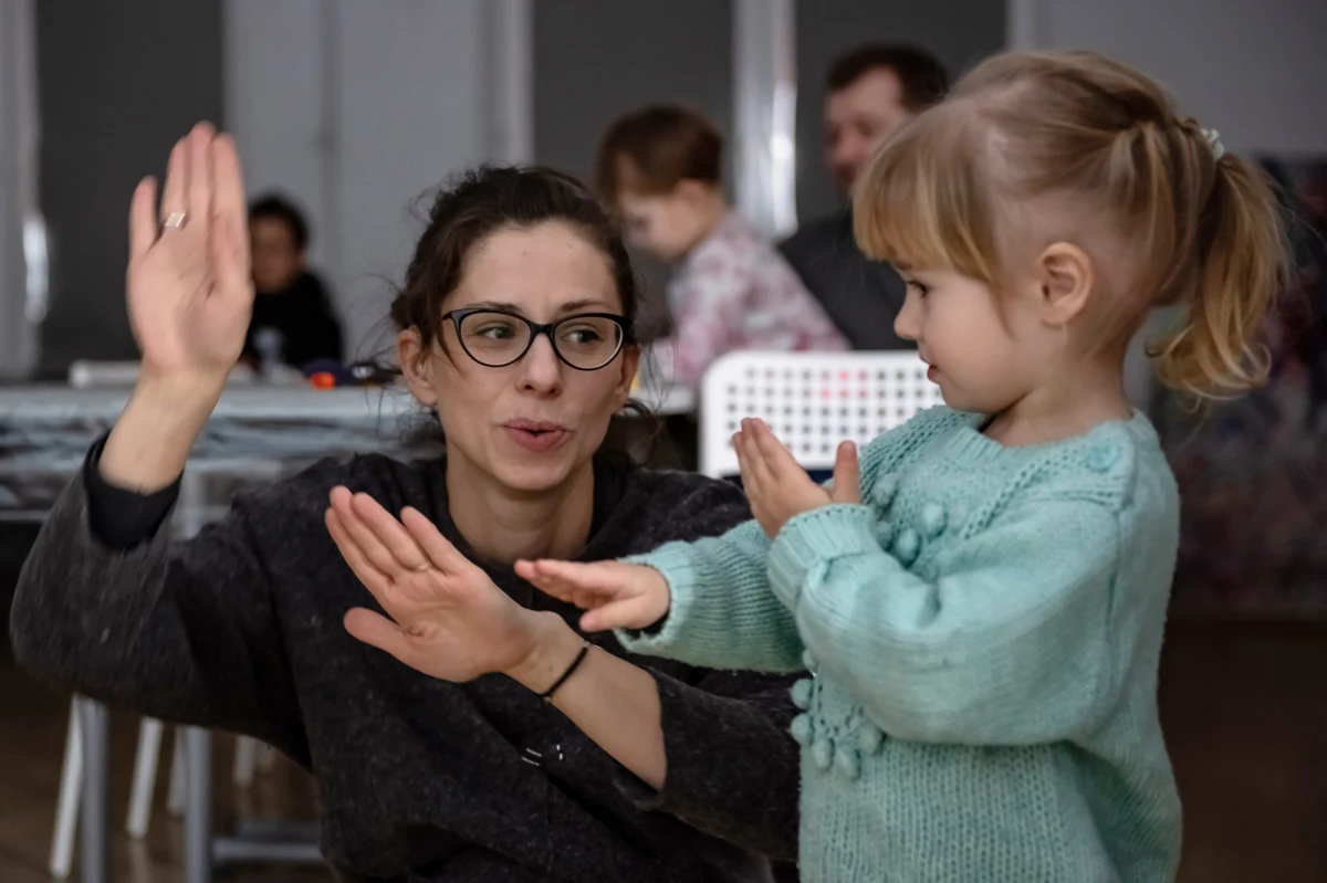 Posługują się nim osoby głuche i ich bliscy, ale coraz częściej uczą się go także lekarze i urzędnicy. Dziś obchodzony jest Międzynarodowy Dzień Języków Migowych. O różnicach między miganiem a innymi językami Marlena Chudzio rozmawiała z Beatą Ziarkowską-Kubiak - tłumaczką i lektorką polskiego języka migowego.