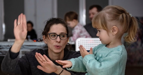 Posługują się nim osoby głuche i ich bliscy, ale coraz częściej uczą się go także lekarze i urzędnicy. Dziś obchodzony jest Międzynarodowy Dzień Języków Migowych. O różnicach między miganiem a innymi językami Marlena Chudzio rozmawiała z Beatą Ziarkowską-Kubiak - tłumaczką i lektorką polskiego języka migowego.