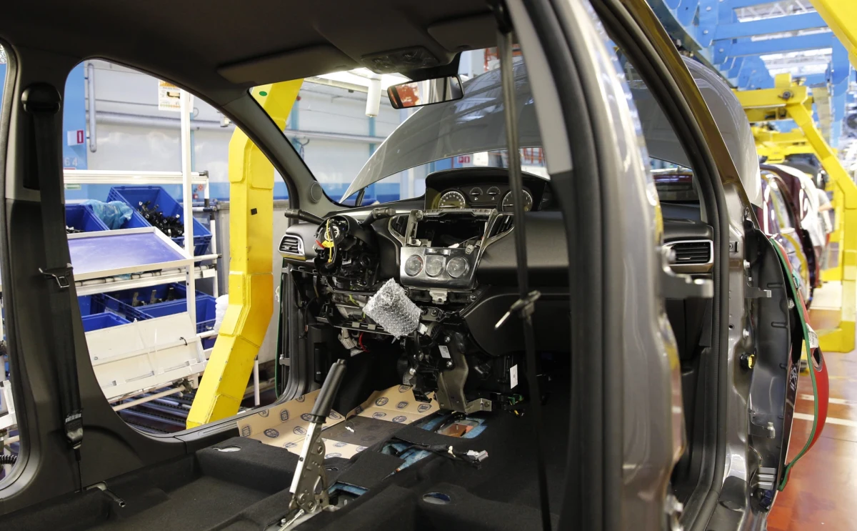 Z powodu braku komponentów do produkcji samochodów pogłębiają się problemy branży motoryzacyjnej w Polsce. W fabryce Fiata w Tychach od wielu tygodni ogłaszane są postoje albo pracownicy wybierają urlopy. Podwykonawcy zostali zmuszeni do zwolnienia części załogi. 