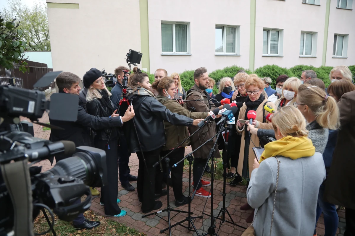 Bez porozumienia zakończyła się kolejna runda rozmów Ministerstwa Zdrowia z medykami. Protestujący nie są zadowoleni z przebiegu negocjacji. "Ze strony rządu nadal nie padły żadne konkretne propozycje" – twierdzi przedstawicielka protestujących Dorota Kowalczyk-Cyran. Inaczej widzi to wiceminister Piotr Bromber. "Zaproponowaliśmy trzy konkretne możliwości, jak wyglądałyby wzrosty najniższego wynagrodzenia" - powiedział.