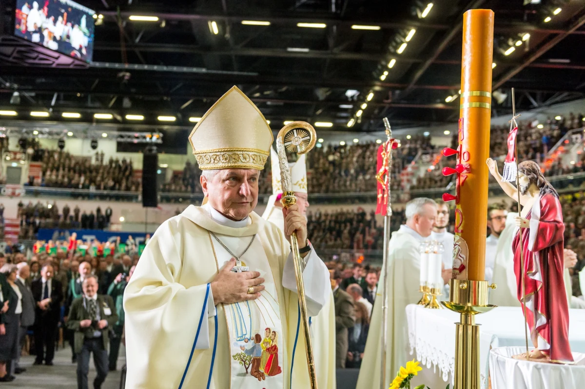 Zmarł biskup senior diecezji kaliskiej Edward Janiak - poinformował Episkopat. Duchowny miał 69 lat. W 2020 r. stał się antybohaterem filmu "Zabawa w chowanego". Stolica Apostolska w marcu 2021 r. ukarała Edwarda Janiaka w sprawie tuszowania nadużyć.