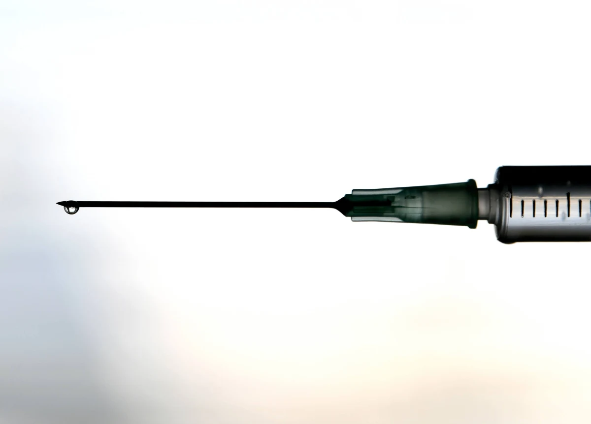 Osoby po 75. roku życia, personel medyczny, pacjenci i pracownicy domów pomocy społecznej, zakładów opiekuńczych, pracownicy szkół i przedszkoli, a także... funcjonariusze policji, straży pozarnej i wojskowi mogą już zgłaszać się na darmowe szczepienia przeciwko grypie. Od tego roku rząd znacznie wydłużył listę osób uprawnionych do refundowanej szczepionki i zmienił zasady zapisów. 