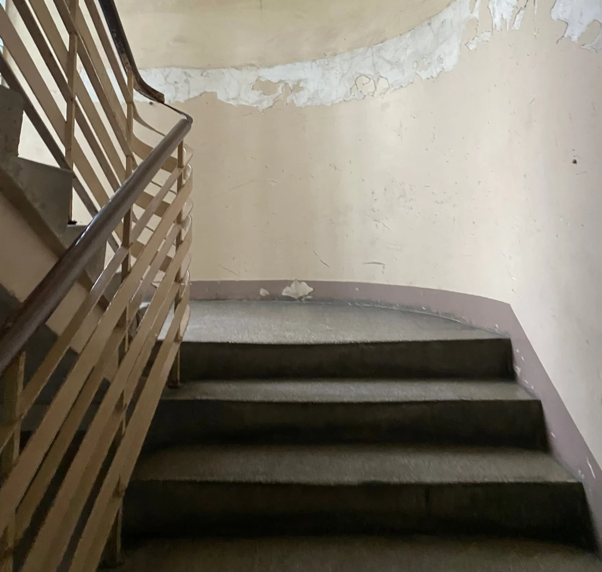 ​Zarzut zabójstwa usłyszał 35-letni Krzysztof K. zatrzymany w związku ze śmiercią mieszkańca Ostrowca Świętokrzyskiego. Zakrwawione ciało 41-latka znaleziono na klatce schodowej jednego z bloków.