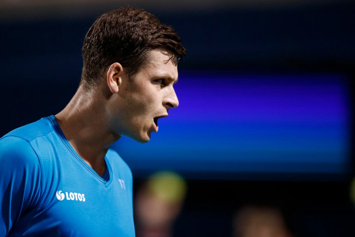 Rozstawiony z "jedynką" Hubert Hurkacz pokonał reprezentanta gospodarzy Lucasa Pouille 6:2, 6:3 w 2. rundzie halowego turnieju ATP we francuskim Metz (pula nagród 419 470 euro). W ćwierćfinale Polak zmierzy się ze słynnym brytyjskim tenisistą Andym Murrayem.