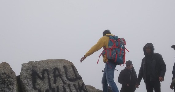 Nie tylko mandat, ale nawet kara więzienia może grozić zagranicznym turystom, którzy w weekend pobazgrali sprayem skały na Świnicy w Tatrach. Kilka godzin później wezwali oni na pomoc TOPR. Na ich tropie są teraz zakopiańscy policjanci.