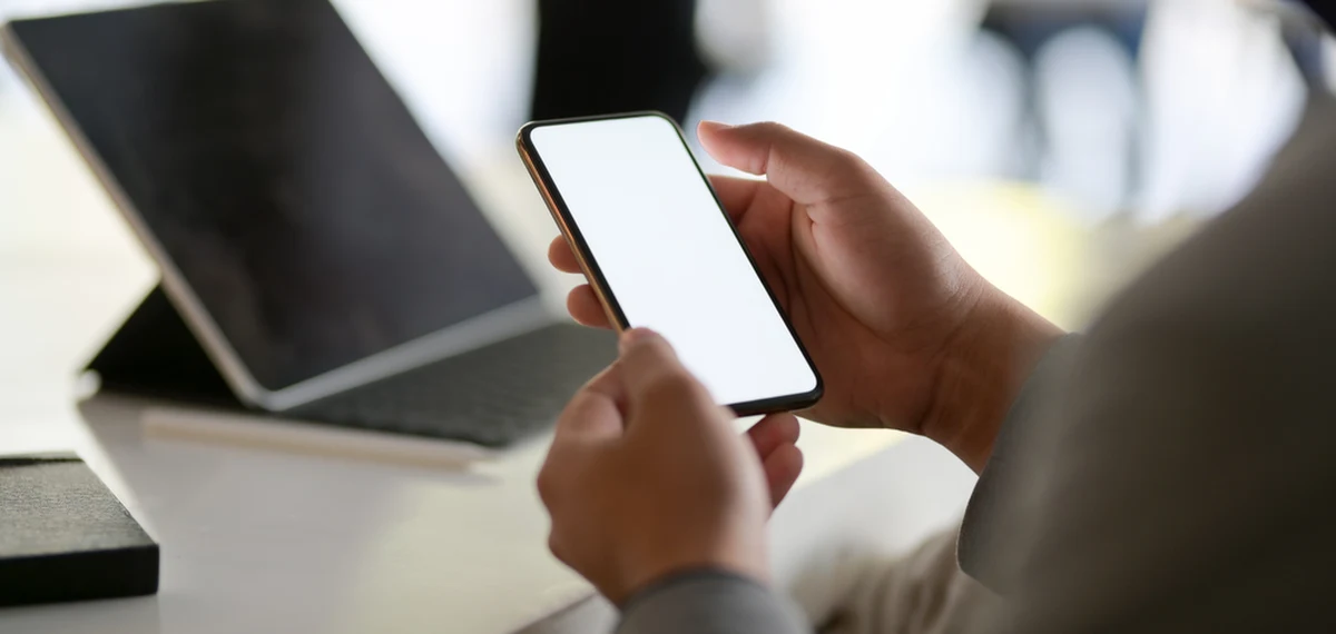 Uwaga na fałszywe SMS-y, które informują o kwarantannie. Ich celem jest uzyskanie dostępu do naszych haseł i kradzież pieniędzy. Instytucje dbające o cyberbezpieczeństwo alarmują o masowej akcji rozsyłania takich wiadomości. Bardzo wielu użytkowników telefonów komórkowych może paść ofiarą oszustów. 