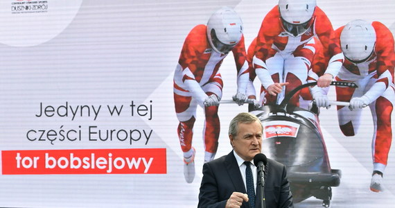 Pierwszy w Polsce tor bobslejowy, kryta pływalnia o wymiarach olimpijskich, tunel śnieżny, hala lodowa i zmodernizowany tor wrotkarki oraz unowocześniony obiekt biathlonowy Duszniki Arena będą tworzyć infrastrukturę nowego Ośrodka Przygotowań Olimpijskich - Centralnego Ośrodka Sportu, który powstaje w Dusznikach-Zdroju. To ósmy w Polsce i siódmy regionalny ośrodek COS. 