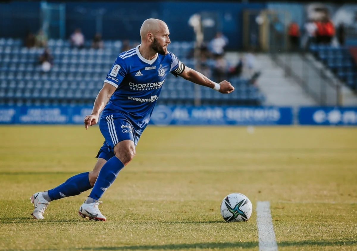 Beniaminek II Ligi Ruch Chorzów sezon rozpoczął bardzo dobrze. Po 9. kolejkach zespół z Chorzowa ma na koncie 21 punktów i zajmuje drugie miejsce w tabeli, które także daje bezpośredni awans do I Ligi. "Niebiescy" w tym sezonie nie odnieśli jeszcze porażki. Spory wkład w tak dobrą grę zespołu ma doświadczony kapitan zespołu Tomasz Foszmańczyk. "Na pewno czuję się lepiej niż dwa sezony temu, czy sezon temu w III Lidze, ale też dzięki temu, że ja czy Łukasz Janoszka jesteśmy zwolnieni częściowo z obowiązków defensywnych" - mówi Tomasz Foszmańczyk, z którym o dobrej dyspozycji Ruchu i atmosferze panującej w zespole, ale także o przygotowaniu się do piłkarskiej emerytury rozmawiał Wojciech Marczyk z redakcji sportowej RMF FM.