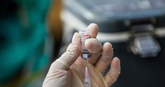 Ponad 17 tys. osób w Polsce przyjęło trzecią dawkę szczepionki przeciw koronawirusowi. Od września przypominające szczepienie dostają osoby z obniżoną odpornością. A od dzisiaj rejestrować się mogą medycy oraz wszyscy, którzy skończyli 50 lat. Od rana rozwiewamy wasze wątpliwości dotyczące trzeciej dawki oraz łączenia preparatów: przeciw grypie i przeciw Covid-19. 