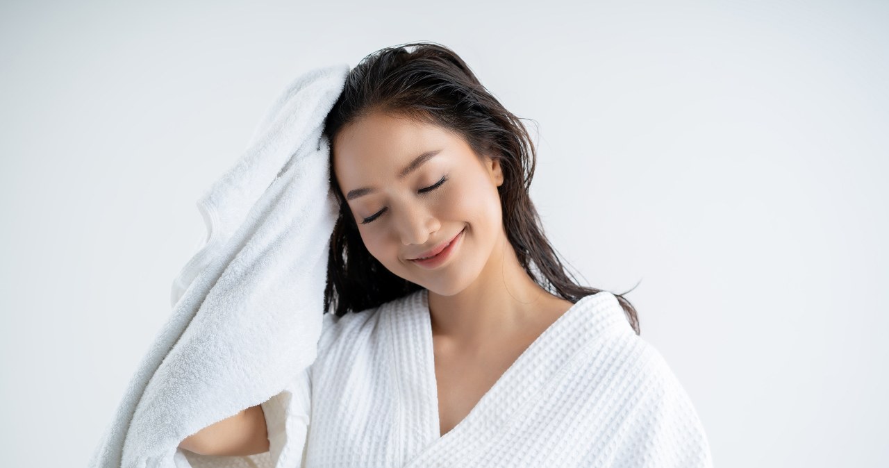 Wiele osób myje włosy w ten sposób, ale to bez sensu. Trycholog obala popularny mit