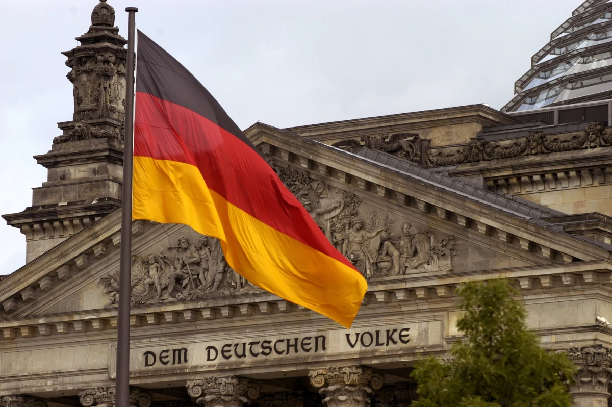 To najważniejsze wybory w Niemczech od lat. Stawką jest nie tylko obsadzenie jak największej liczby miejsc w Bundestagu, ale też fotel kanclerza. Angela Merkel po 16 latach na stanowisku szefa rządu odchodzi z wielkiej polityki. Do walki o schedę po niej stają liderzy największych niemieckich partii.