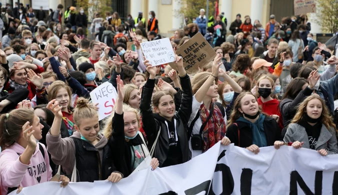 Warszawa: Ulicami miast przeszedł Młodzieżowy Strajk Klimatyczny 