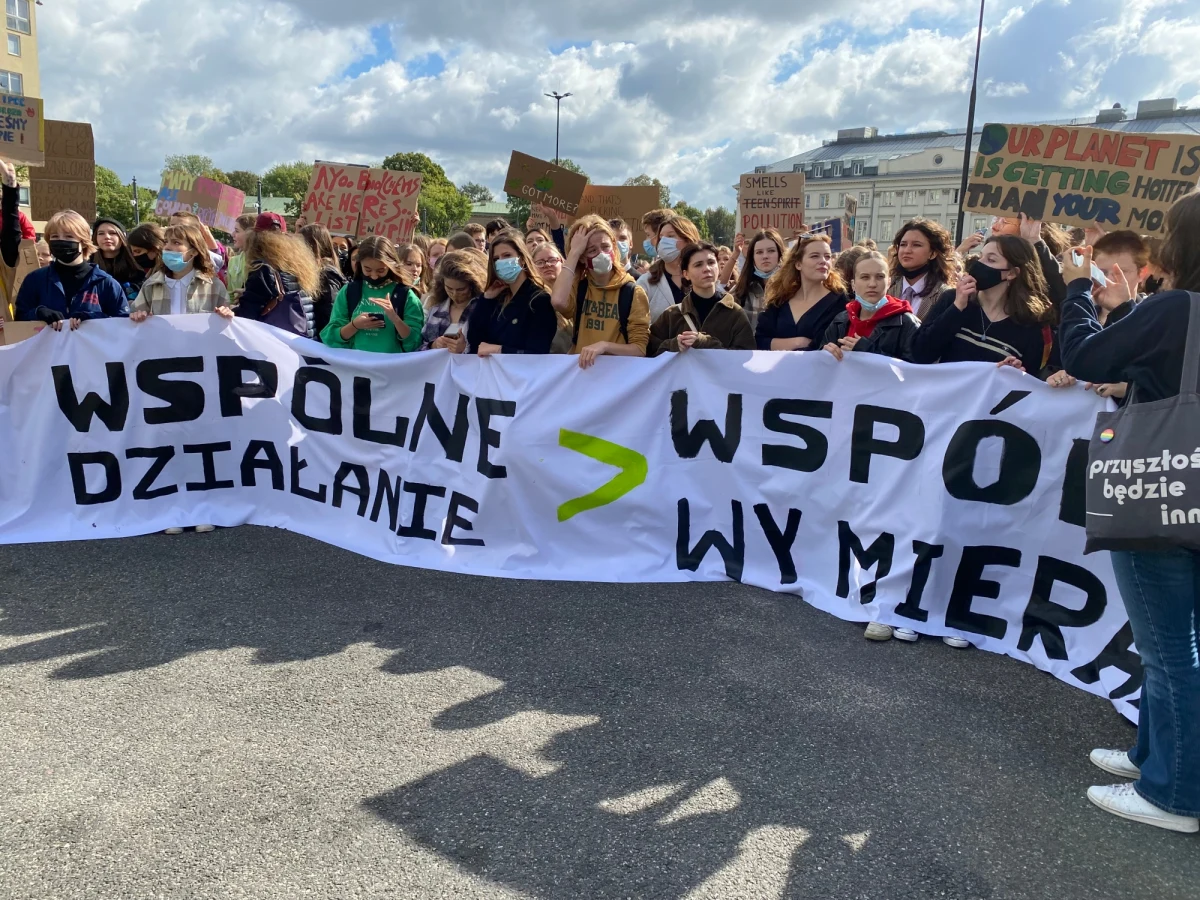 ​"Klimat ponad podziałami", "Wspólne działanie lub wspólne wymieranie" - z takimi hasłami ulicami stolicy przeszli dziś uczestnicy Młodzieżowego Strajku Klimatycznego. Protestujący domagali się od rządzących realizacji polityki na rzecz ochrony środowiska. Podobne akcje odbyły się w wielu miastach w Polsce i na całym świecie.