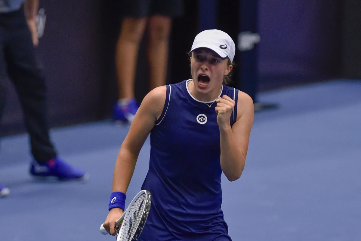 ​Najwyżej rozstawiona Iga Świątek pokonała Jelenę Rybakiną z Kazachstanu (nr 7.) 7:6 (7-5), 6:2 i awansowała do półfinału halowego turnieju WTA w Ostrawie (pula nagród 565 530 dol.). O finał powalczy z Greczynką Marią Sakkari, a w poniedziałek będzie czwartą tenisistką globu.