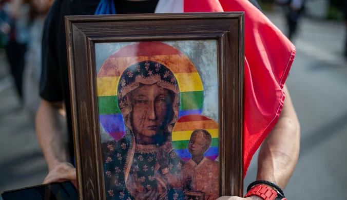 Europosłowie żądają usunięcia plakatu z tęczową Matką Boską Częstochowską