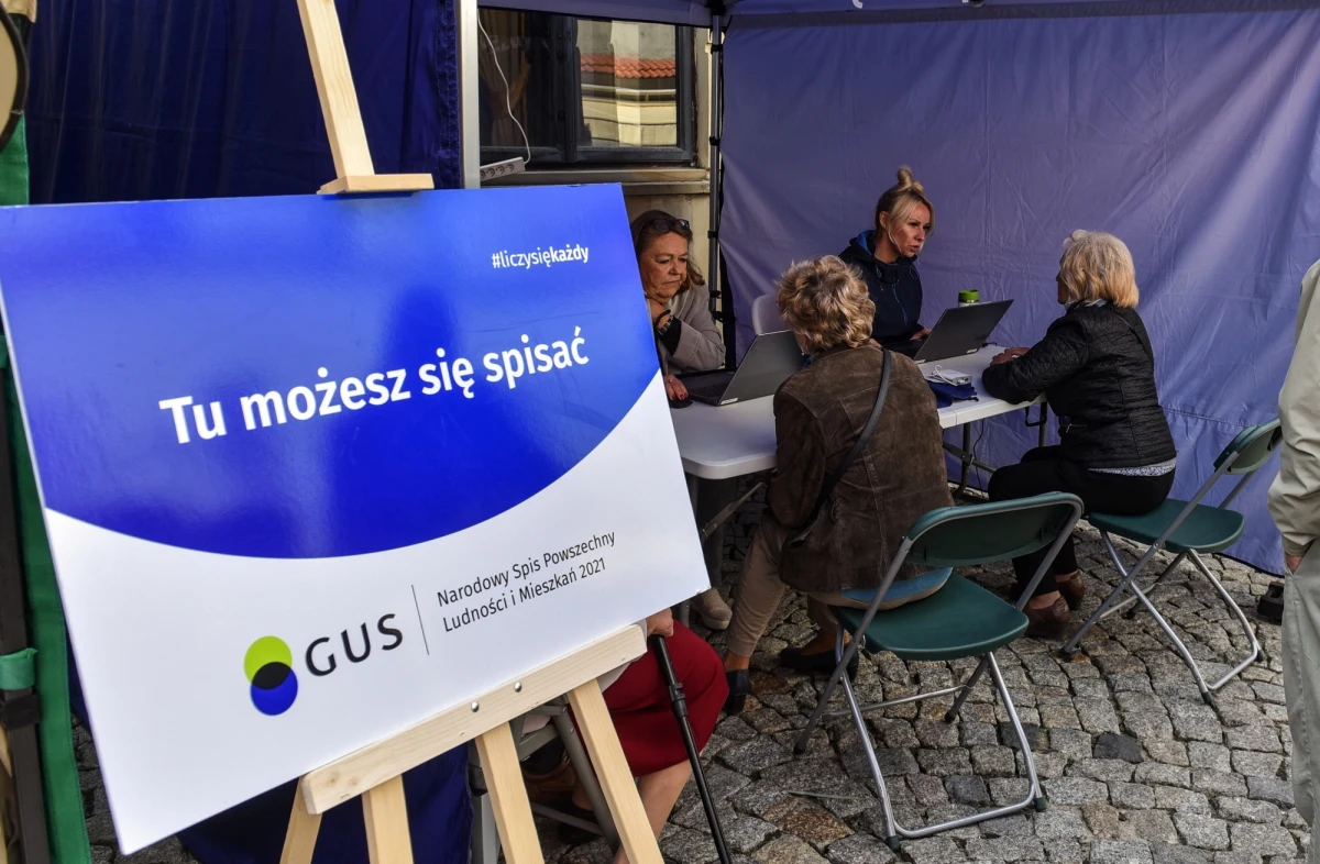 ​Narodowy Spis Powszechny Ludności i Mieszkań 2021 potrwa do przyszłego czwartku. Dlatego GUS organizuje w sobotę specjalny dzień spisowy - nocne spisywanie dla zapracowanych. W Warszawie będzie można się spisać w ośmiu urzędach dzielnicowych. Udział w spisie jest obowiązkowy. 