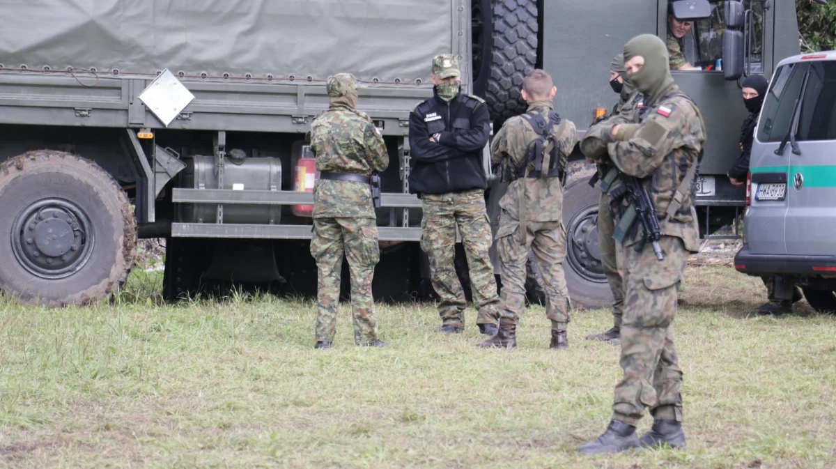 W piątek służby odnotowały 347 prób przekroczenia granicy polsko-białoruskiej - przekazała w sobotę Straż Graniczna. Zatrzymano czterech nielegalnych imigrantów i sześć osób za pomocnictwo.