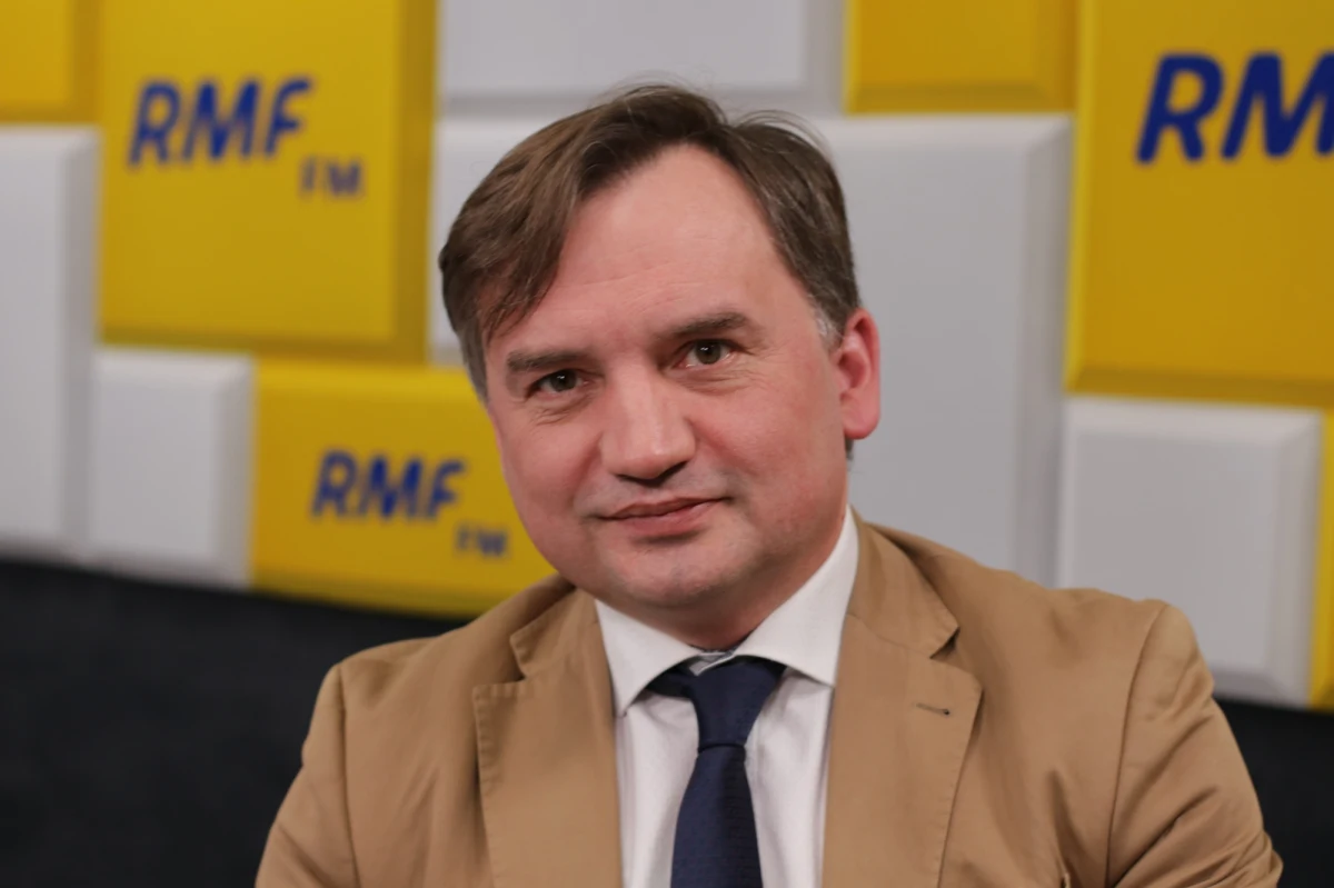 "Spór o Turów trzeba widzieć w szerszym kontekście wojny o energetykę, która odbywa się w Europie. Oczywiście to nie jest tak przedstawiane - mówi się o idei obrony klimatu. Ale tak naprawdę jest to wielka operacja Niemiec i Rosji" - mówi Gość Krzysztofa Ziemca Zbigniew Ziobro pytany o spór wokół kopalni Turów."Rzecz zmierza do tego, aby Polska w większym stopniu była zależna i kupowała, płaciła, aby ktoś na tym zarabiał. Tak naprawdę, jeśli ktoś nie wie o co chodzi, to chodzi o pieniądze" - dodaje minister sprawiedliwości i prokurator generalny. "Polska do tej pory była samodzielna energetycznie, posiadała duże zasoby węgla. Polityka klimatyczna sprawia, że UE nakłada parapodatek i produkcja węgla przestaje się opłacać" – ocenia Ziobro.