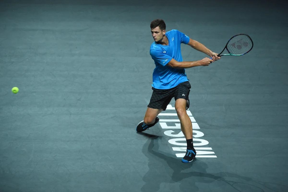 Najwyżej rozstawiony Hubert Hurkacz pokonał niemieckiego kwalifikanta Petera Gojowczyka 6:4, 7:6 (7-4) w półfinale halowego turnieju ATP na kortach twardych we francuskim Metz. 