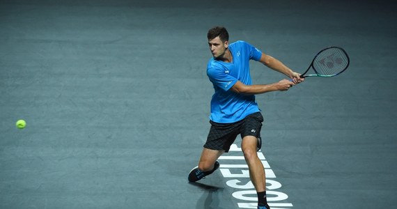 Najwyżej rozstawiony Hubert Hurkacz pokonał niemieckiego kwalifikanta Petera Gojowczyka 6:4, 7:6 (7-4) w półfinale halowego turnieju ATP na kortach twardych we francuskim Metz. 