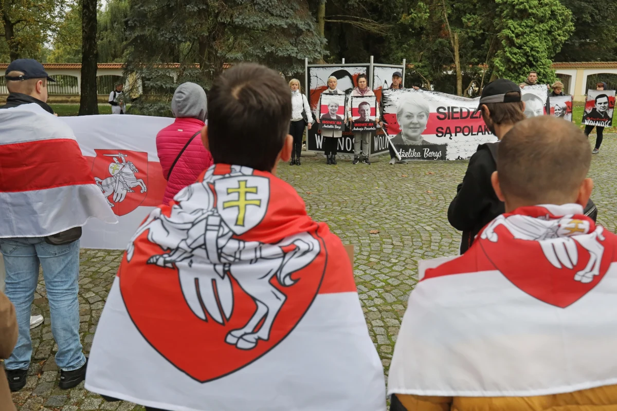 Kilkadziesiąt osób wzięło udział w zorganizowanej dziś w centrum Białegostoku akcji solidarności z aresztowanymi na Białorusi działaczami polskiej mniejszości w tym kraju - Andżeliką Borys i Andrzejem Poczobutem. Mija pół roku, odkąd znaleźli się w areszcie.