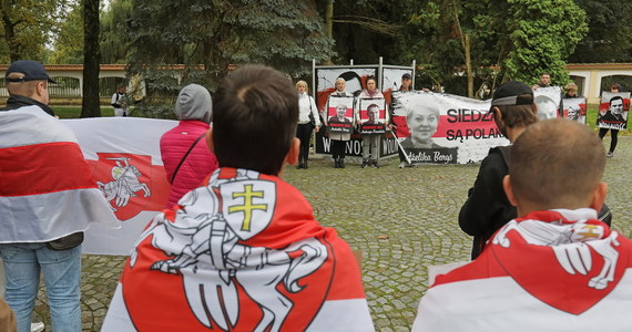 Kilkadziesiąt osób wzięło udział w zorganizowanej dziś w centrum Białegostoku akcji solidarności z aresztowanymi na Białorusi działaczami polskiej mniejszości w tym kraju - Andżeliką Borys i Andrzejem Poczobutem. Mija pół roku, odkąd znaleźli się w areszcie.