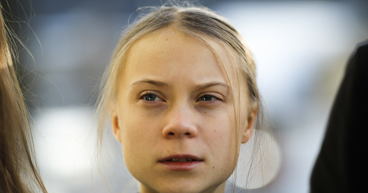 "Żyjemy, jakbyśmy mieli do dyspozycji kilka Ziem. Czasami mam wrażenie, że tylko my, osoby z autyzmem lub zespołem Aspergera, potrafimy to dostrzec" – mówi Greta Thunberg, szwedzka nastolatka, która stała się głosem i ikoną ruchu na rzecz planety. Najbardziej kochaną i najbardziej wykpioną aktywistką świata, jak to bywa z posłańcami, zwłaszcza złych wieści. Kim jest i jak wygląda jej codzienność? Film "Jestem Greta" po części odpowiada na te pytania i pozwala nam towarzyszyć jej w walce. Bo drugiej planety nie mamy w zapasie. 