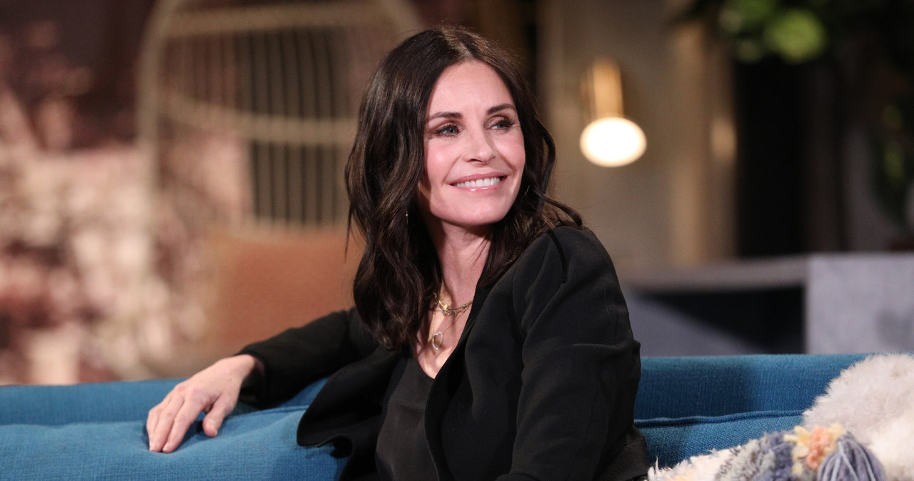 Courteney Cox, 57-letnia gwiazda serialu "Przyjaciele", od ośmiu lat spotyka się z 45-letnim muzykiem, Johnnym McDaidem. Ostatnio para świętowała rocznicę, a aktorka opublikowała na swoim instagramowym profilu dwa zdjęcia. Pierwsze zostało zrobione w 2013 roku, kiedy para się poznała, a drugie aktorka wykonała w dniu publikacji. Wśród komentarzy dominują gratulacje i słowa uznania dla urody Cox. 