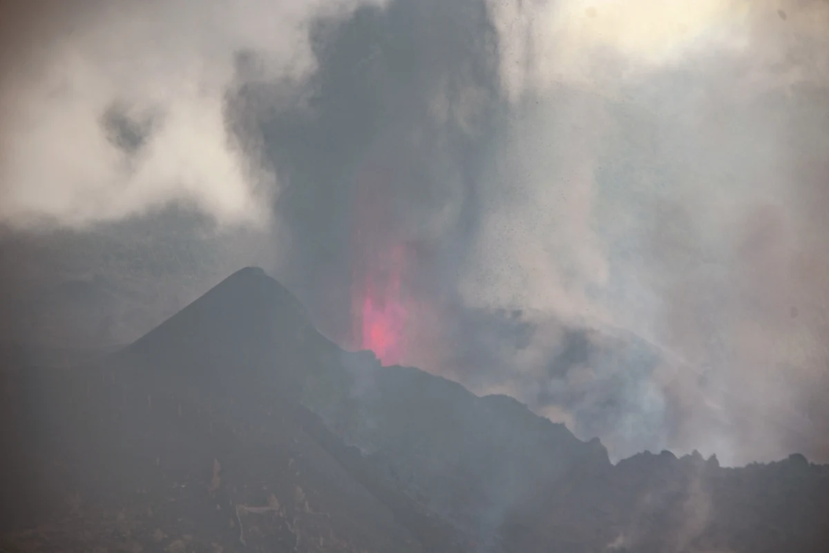 Popiół ze znajdującego się na wyspie La Palma wulkanu Cumbre Vieja dotarł na sąsiednie wyspy usytuowane w należącym do Hiszpanii archipelagu Wysp Kanaryjskich. Z powodu ryzyka dla podróżowania w tym regionie tymczasowo zamknięto lotniska na wyspach La Gomera i Teneryfa.