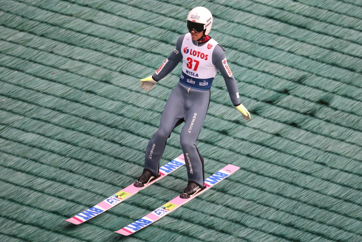 Japończyk Yukiya Sato wygrał konkurs Letniej Grand Prix w skokach narciarskich w Hinzenbach, wyprzedzając swojego rodaka Ryoyu Kobayashiego i Niemca Karla Geigera. Najlepszy z Polaków Piotr Żyła był siódmy.