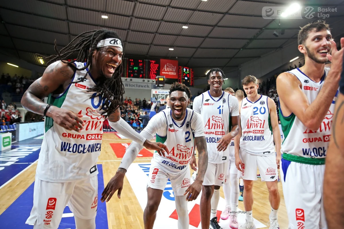 Anwil Włocławek pokonał w meczu derbowym Eneę Abramczyk Astorię Bydgoszcz 77:58 i nadal jest niepokonany w tym sezonie ekstraklasy koszykarzy. Zdaniem Jonaha Mathewsa z zespołu gospodarzy sobotnia wygrana została odniesiona sercem i determinacją w defensywie.