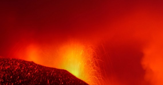 Prawdopodobieństwo wystąpienia tzw. "kwaśnego deszczu" na terenie Hiszpanii i w pozostałej części Europy jest niewielkie - poinformowało Rządowe Centrum Bezpieczeństwa. Komunikat ma związek z erupcją wulkanu na hiszpańskiej wyspie La Palma.