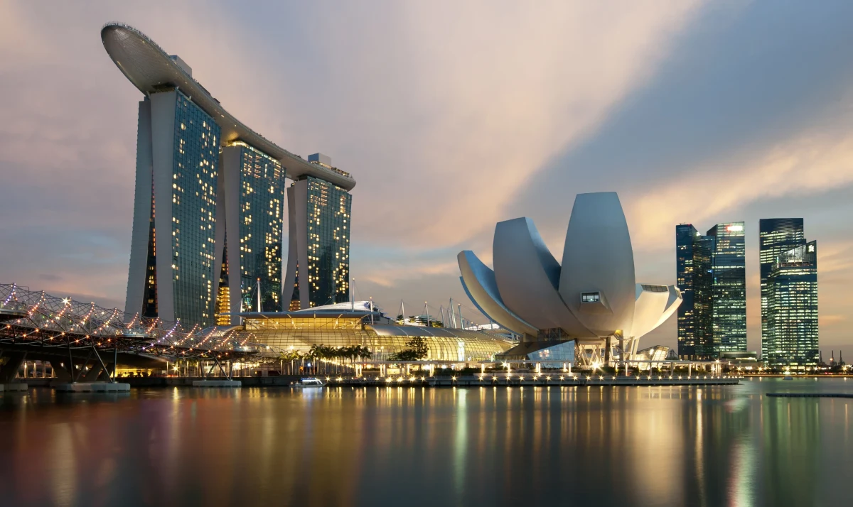 ​Singapur od poniedziałku wprowadza nowe restrykcje związane z pandemią koronawirusa. Wszędzie, gdzie to możliwe, obowiązywać będzie praca zdalna. Spotkania zostaną ograniczone do dwóch osób. Wszystko dlatego, że w kraju rośnie liczba zakażeń. Zaostrzenie ograniczeń jest wbrew temu, co zapowiadały władze w czerwcu, kiedy mówiły, że będą traktowały Covid-19 jak "zwykłą chorobę".