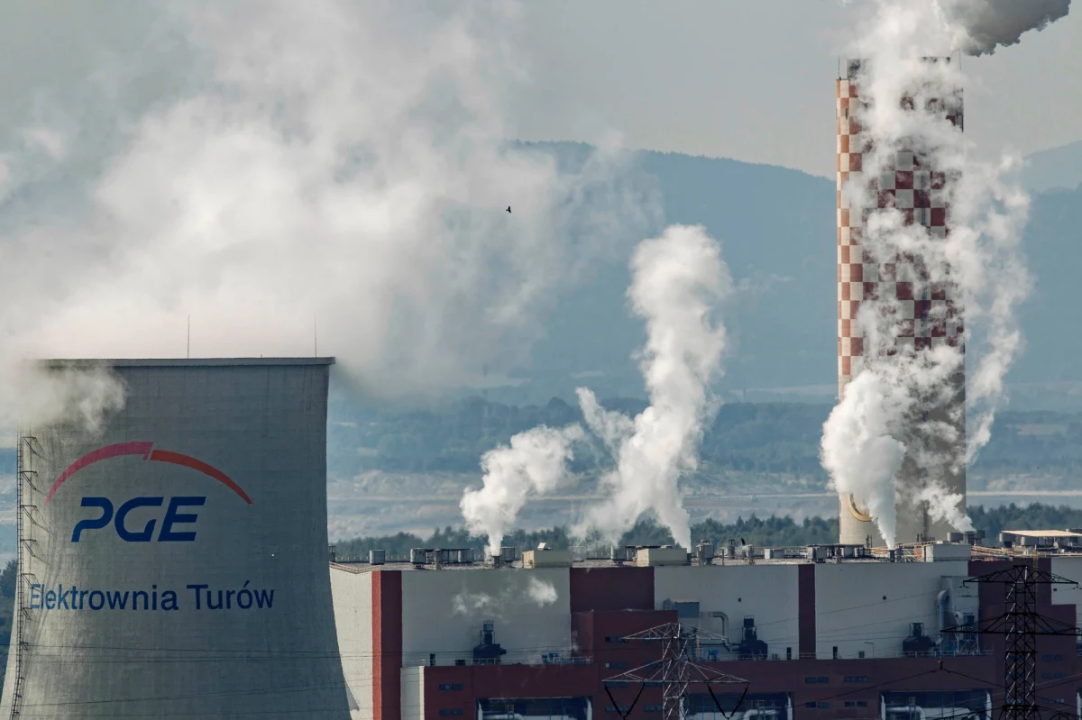 To będzie bardzo intensywny tydzień w polityce: Od rozmów w Pradze ws. Turowa, poprzez ciąg dalszy prac nad Polskim Ładem, po rozmowy protestujących medyków z resortem zdrowia. W środę może zapaść decyzja ws. przedłużenia stanu wyjątkowego przy granicy z Białorusią. Kulminacją politycznych emocji powinno być czwartkowe orzeczenie Trybunału Konstytucyjnego ws. wyższości polskiej konstytucji nad prawem unijnym.