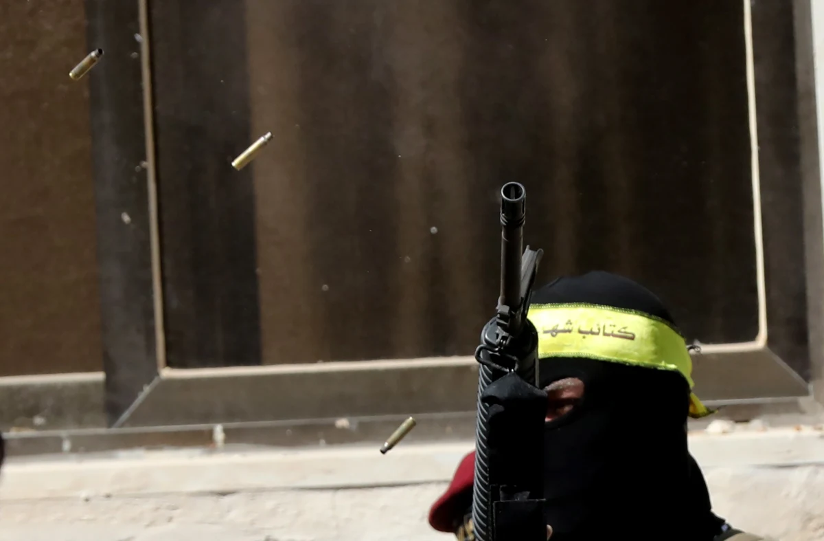 Wojsko izraelskie zestrzeliło w niedzielę niemiecką nazistowską flagę, którą nieznani sprawcy zawiesili na linii energetycznej w mieście Beit Ummar na Zachodnim Brzegu Jordanu - informuje "Jerusalem Post". W starciach z izraelskimi żołnierzami zginęło tego dnia pięciu palestyńskich bojowników.