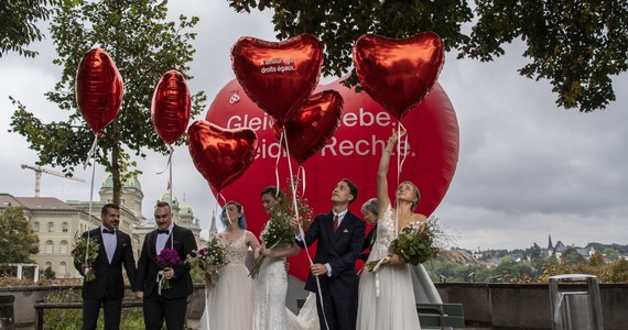 W niedzielę 64,1 proc. Szwajcarów opowiedziało się w referendum za umożliwieniem zawierania małżeństw cywilnych parom tej samej płci. Homoseksualne małżeństwa będą miały prawo adoptowania dzieci, a cudzoziemscy małżonkowie Szwajcarów łatwiejszą drogę do uzyskania obywatelstwa.