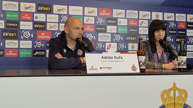  Trener Adrian Gula o formie Yawa Yeboaha. PKO Ekstraklasa: Wisła Kraków - Pogoń Szczecin 0-1. 26.09.2021r. 