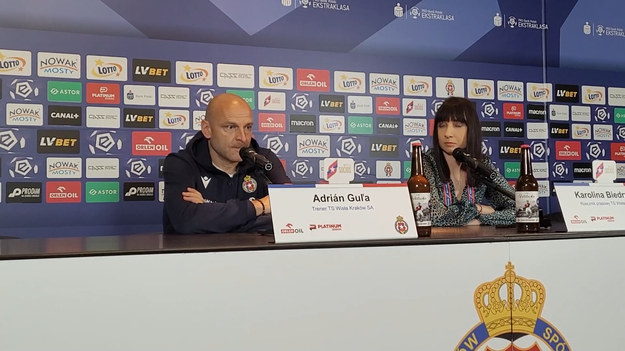  Trener Adrian Gula odpowiada na pytania po meczu z Pogonią. PKO Ekstraklasa: Wisła Kraków - Pogoń Szczecin 0-1. 26.09.2021r. 