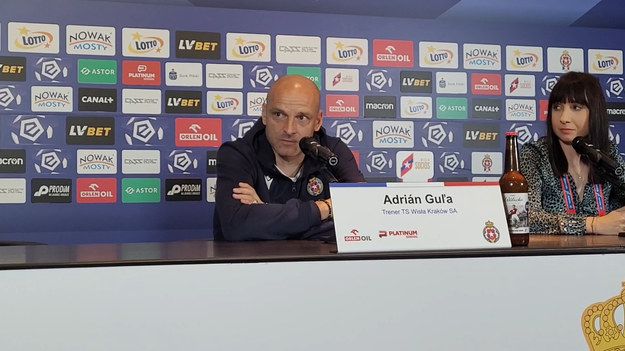  Trener Adrian Gula odpowiada na pytania po meczu z Pogonią. PKO Ekstraklasa: Wisła Kraków - Pogoń Szczecin 0-1. 26.09.2021r. 