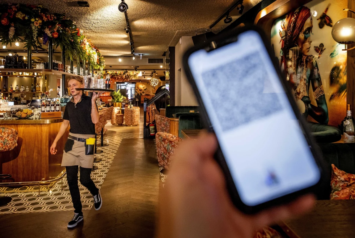 Podział powiatów w Polsce na strefy czerwone, żółte i zielone to - według planów, o których mówią w rozmowie z RMF FM przedstawiciele rządowej Rady Medycznej - najbardziej prawdopodobny wariant wprowadzania koronawirusowych obostrzeń. Jak dowiedział się dziennikarz RMF FM Michał Dobrołowicz, należy liczyć się ze scenariuszem, w którym restrykcje weszłyby w życie nawet w najbliższych dniach.