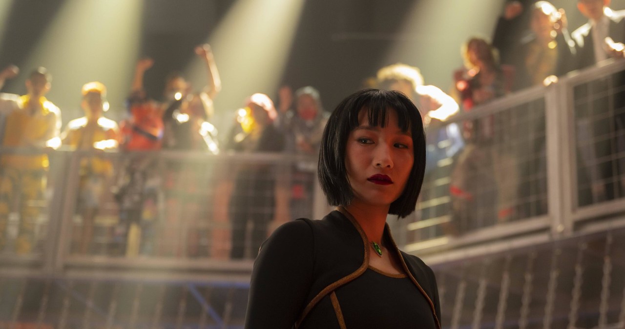 "Shang-Chi i legenda dziesięciu pierścieni" już po raz czwarty z rzędu znalazł się na czele box office'u w USA. Na koncie filmu wyreżyserowanego przez Destina Daniela Crettona jest w tym momencie 196,5 miliona dolarów, dzięki czemu został największym przebojem kasowym ery pandemii za oceanem.