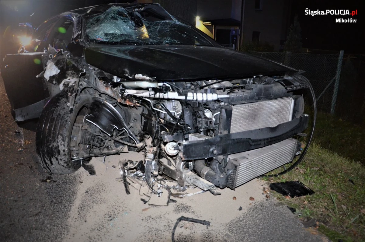 Policjanci mikołowskiej drogówki zostali wezwani do wypadku, w którym kierujący mercedesem zjechał z drogi i uderzył w drzewo. 20-letni mężczyzna był już wcześniej znany mundurowym, bo kilka miesięcy temu pijany prowadził samochód. Tym razem także wsiadł za kierownicę pod wpływem alkoholu – miał w organizmie blisko 2 promile alkoholu.