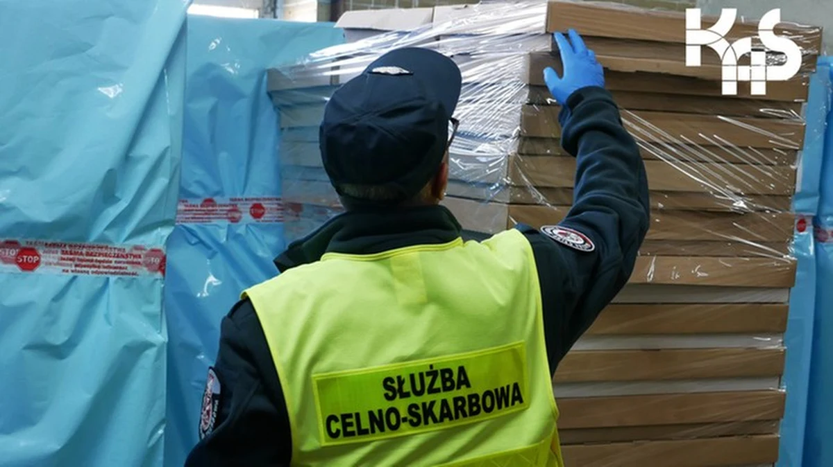 Ponad 1,9 mln nielegalnych papierosów znajdowało się w ciężarówce, która - zgodnie z dokumentacją przewozową - miała transportować bakalie. Kierowca usłyszał zarzut popełnienia przestępstwa skarbowego.