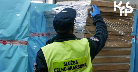 Ponad 1,9 mln nielegalnych papierosów znajdowało się w ciężarówce, która - zgodnie z dokumentacją przewozową - miała transportować bakalie. Kierowca usłyszał zarzut popełnienia przestępstwa skarbowego.