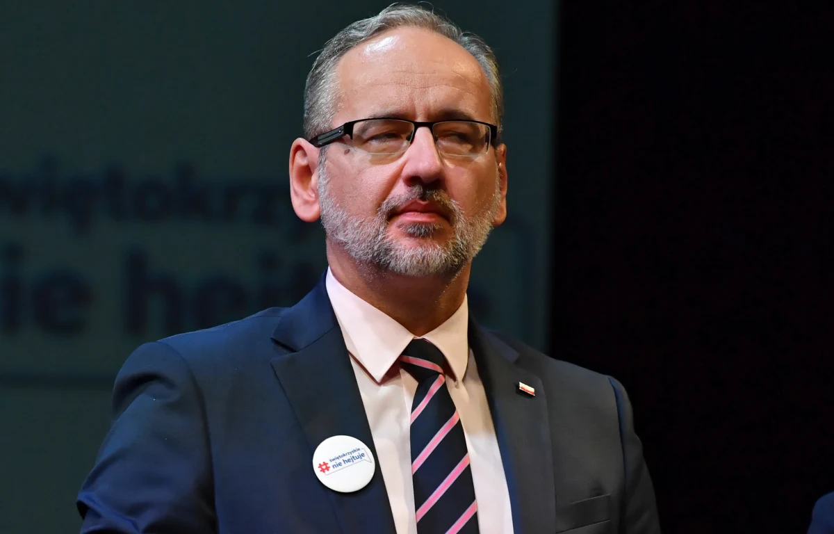 Przy tej liczbie zakażeń nie przewidujemy zmian w restrykcjach - poinformował minister zdrowia Adam Niedzielski. Na październik przygotowaliśmy projekt rozporządzenia Rady Ministrów, który przewiduje przedłużenie dotychczasowych restrykcji - dodał.