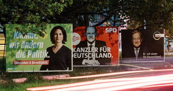 Kanclerski poker rusza w Niemczech po wyborach do Bundestagu. Nowy rząd chcą sformować zarówno socjaldemokraci ze zwycięskiej SPD, jak i chadecy z dotychczas rządzącej krajem Unii: CDU/CSU. W grę wchodzi aż pięć wariantów rządowej koalicji, zaś chrapkę na przejęcie fotela kanclerza po Angeli Merkel ma dwóch polityków.