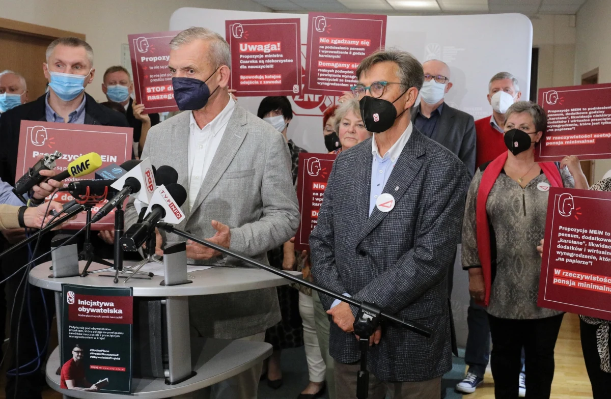 ​Związek Nauczycielstwa Polskiego w pełni odrzuca propozycje zmian w ustawie Karta nauczyciela, przedstawione przez kierownictwo Ministerstwa Edukacji i Nauki 21 września - powiedział na poniedziałkowej konferencji prasowej w Warszawie prezes ZNP Sławomir Broniarz.